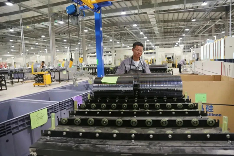 工人们正在如火如荼地加工40GW单晶硅拉棒及40GW切片项目产品