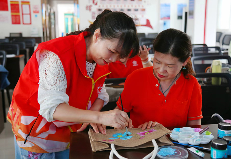 乐白道街道凤凰社区常态化开展“幸福‘2+1’”项志愿服务。曹蔓夫摄