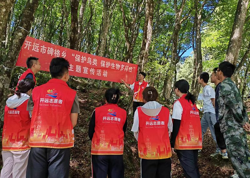 碑格乡“白羽毛的约定”卫生环保志愿服务。许景璐摄