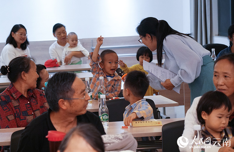 小朋友抢答问题。人民网记者 李发兴摄
