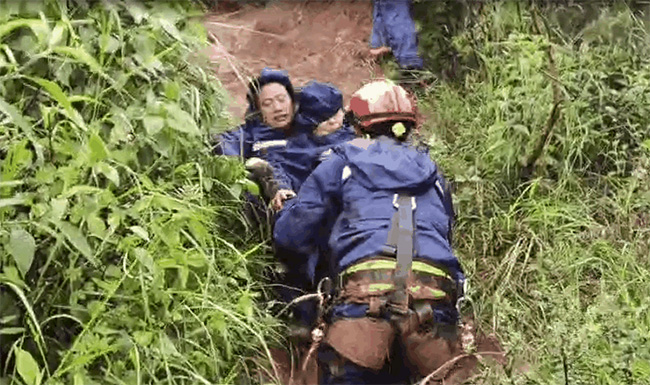 消防員王昱凱用身體當“墊子”護送老人滑下陡坡。雲南省消防救援總隊供圖