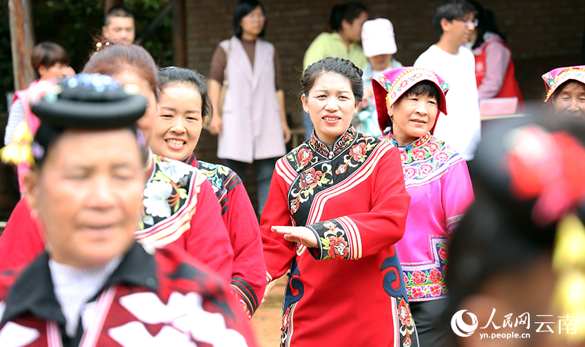 各族群众欢歌载舞。人民网记者 徐前摄