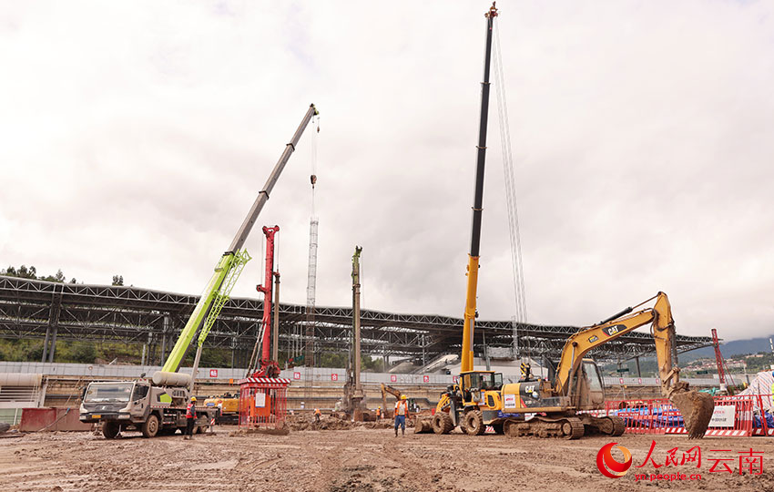 施工人员操作钻孔桩机等机械进行施工。申力摄