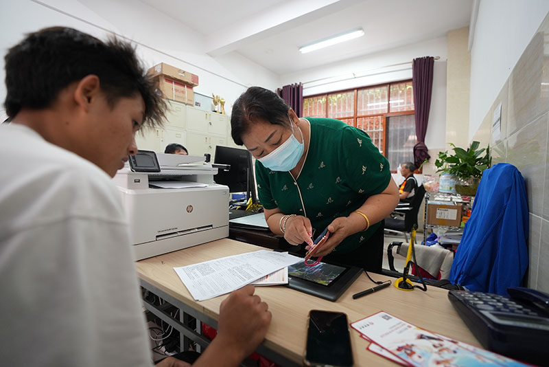 办理助学贷款。艾嘎摄