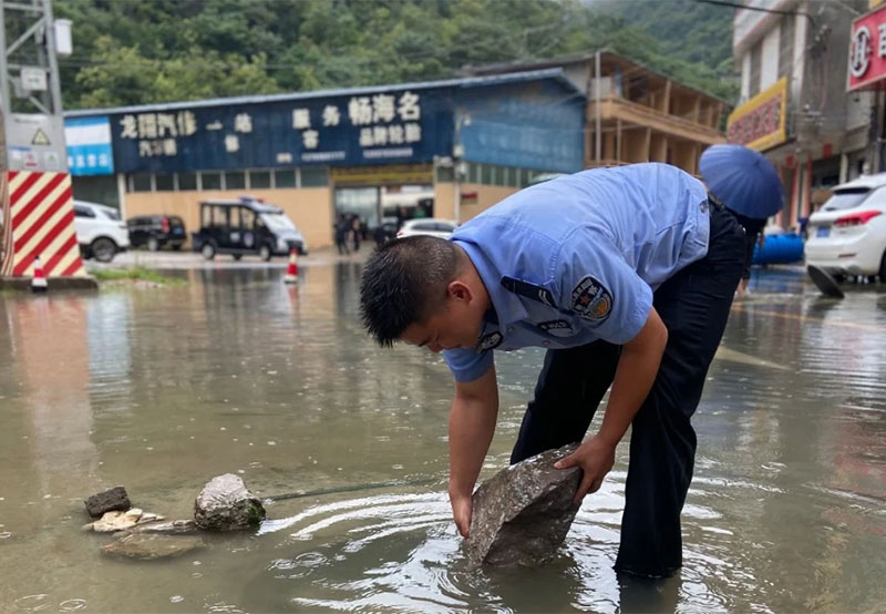 民警奋战在抢险救援第一线。