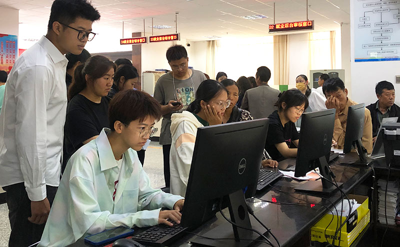 学生正在办理助学贷。