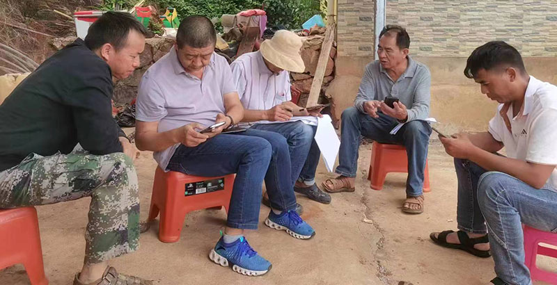 技术员指导农户使用惠农小程序。李伟祥摄