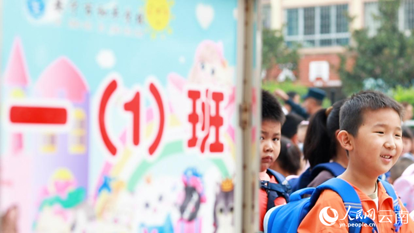在安宁市和平学校，一年级的小朋友对新学校充满了好奇，满心期待校园生活。贾建荣摄