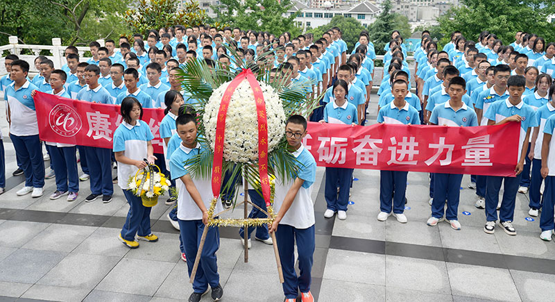 部分学生代表为烈士敬献花篮。