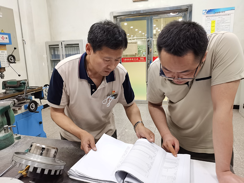 耐心指导青年职工成长黎国梁摄