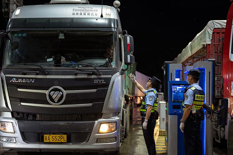 董孔洁在边境检查站进行日常查缉工作。 西双版纳边境管理支队供图