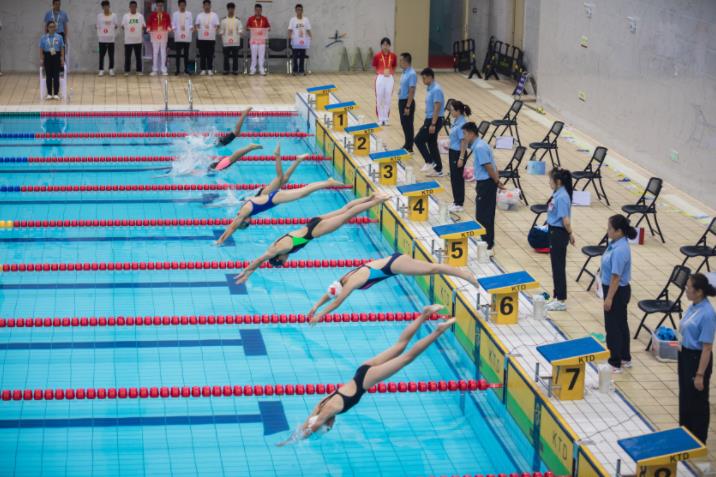 云南省第十六届运动会游泳项目比赛。邓星瑞 摄）