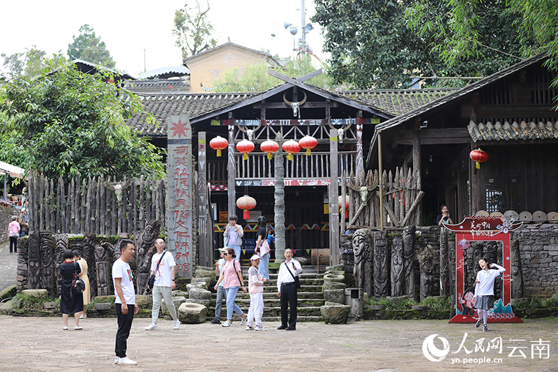 游客在司莫拉佤族民俗文化陳列館參觀。人民網記者 李發興攝