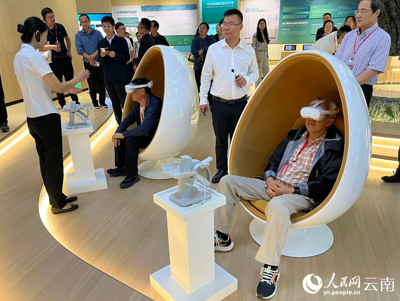 【图1】院士们在核桃文化主题展馆体验全景电子AR眼镜。人民网-尹馨摄