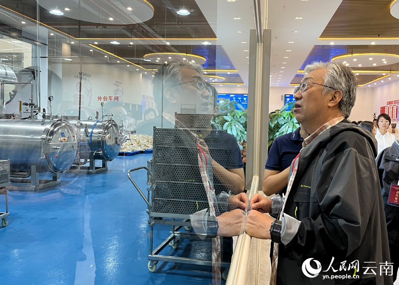 【图2】曹福亮院士在临沧咪多啰食品有限公司参观鲜食玉米生产线。人民网-尹馨摄