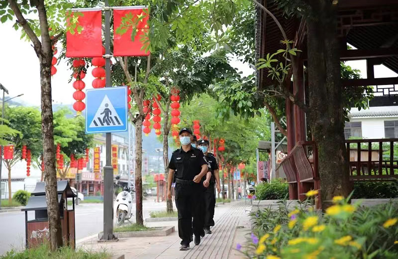 磨黑镇派出所民警在磨黑古镇上巡逻。磨黑镇派出所供图