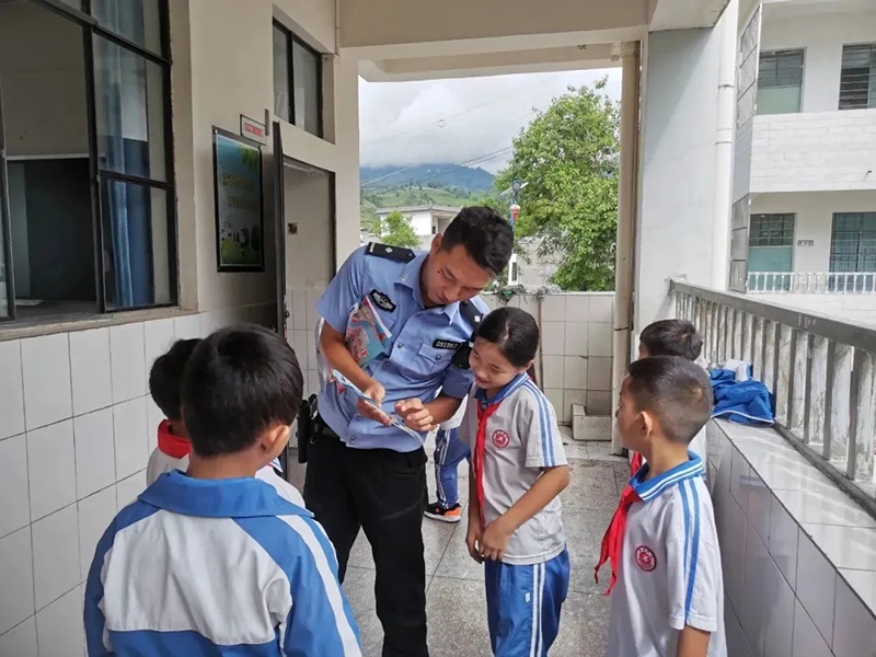 临沧公安民警开展反诈宣传。