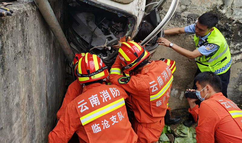 2020年6月30日，与消防员联合救助事故被困人员。-李志华供图