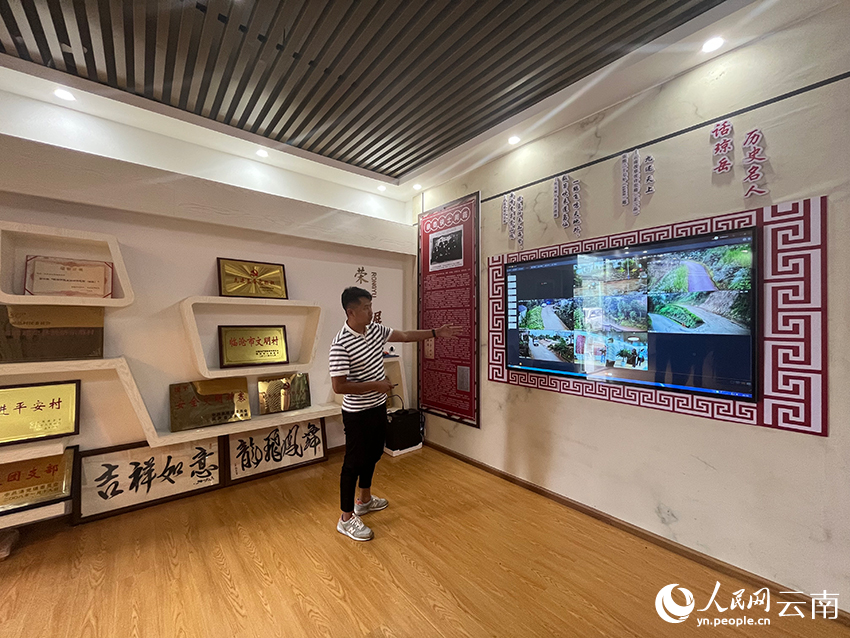 【图4】琼岳村的村史馆也成为智能监控的调度室。人民网-尹馨摄
