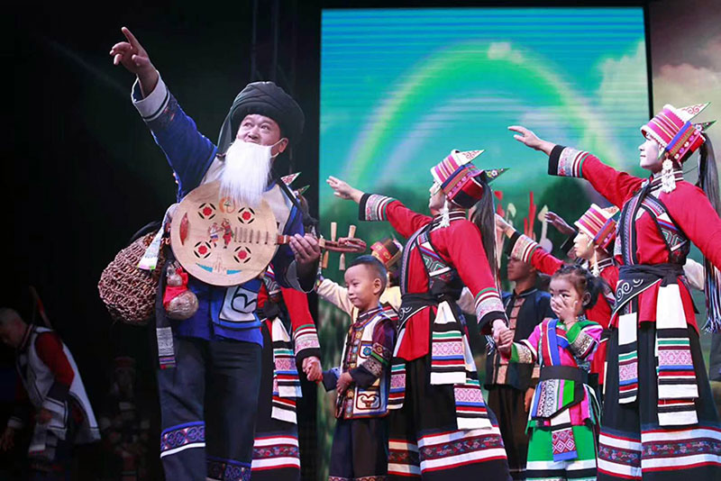 村民们表演《竹叶长青》。石林县委宣传部供图