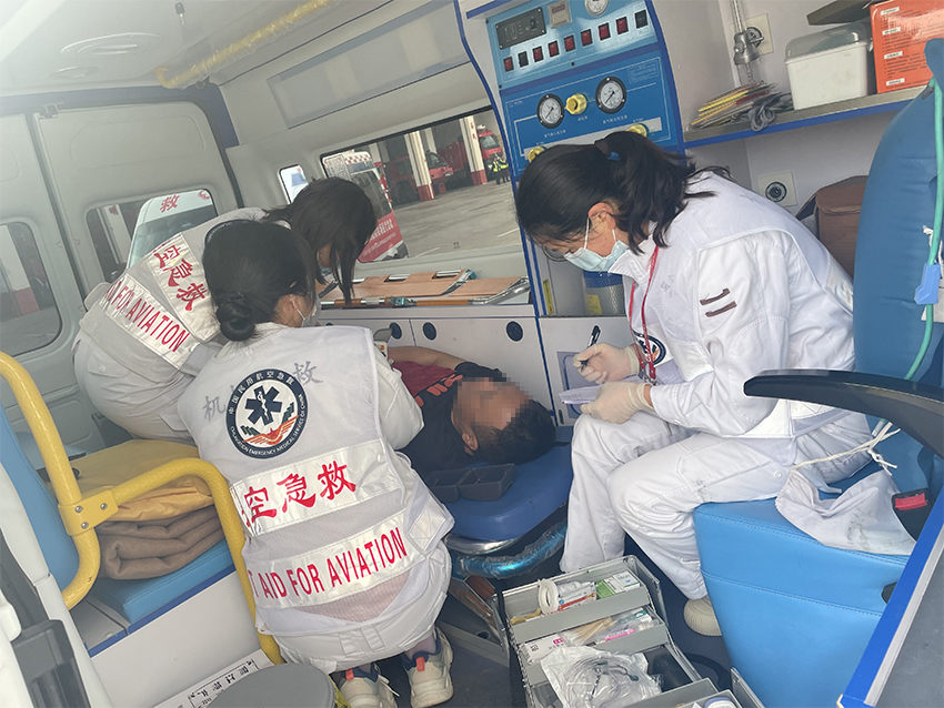 病患旅客在急救车上接受治疗。祥鹏航空供图.jpg