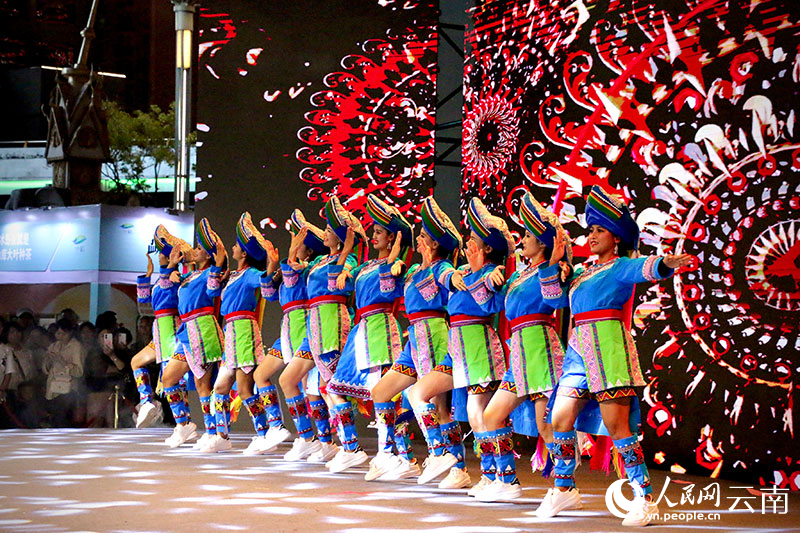 拉祜族舞蹈表演《踏歌踩雲》。人民網 劉怡攝