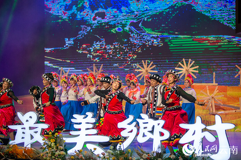 少数民族歌舞展演。人民网记者 虎遵会摄