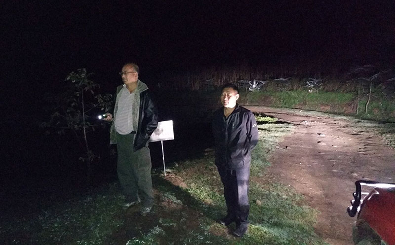 2019年，李国昌夜晚到打雀山守路口。受访者供图