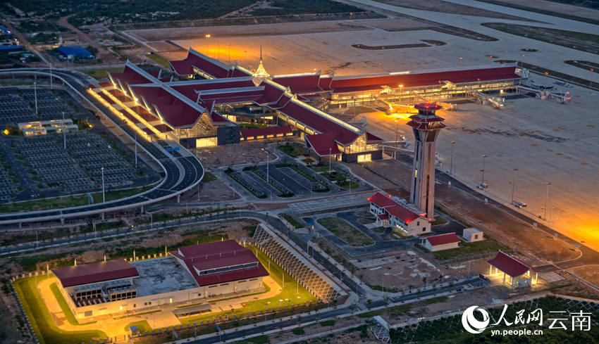 暹粒吴哥国际机场夜景航拍图。胡云龙摄