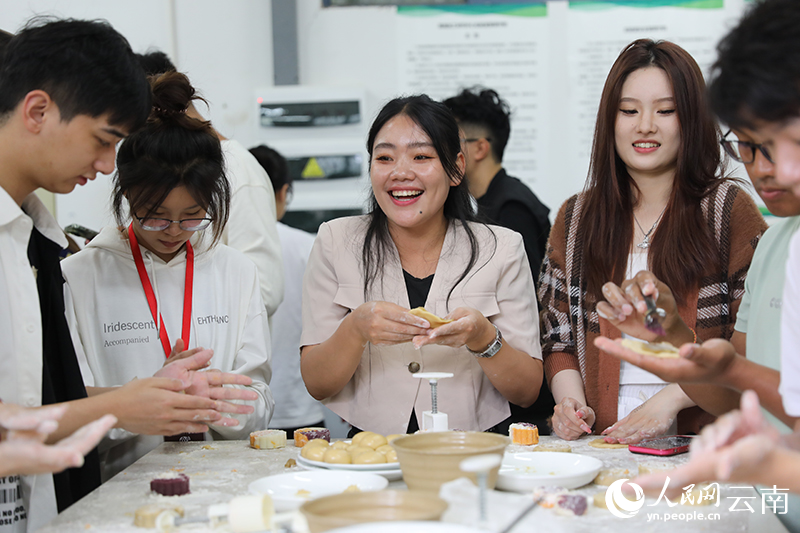 昆明理工大学留学生和中国学生在制作月饼。人民网记者 李发兴摄