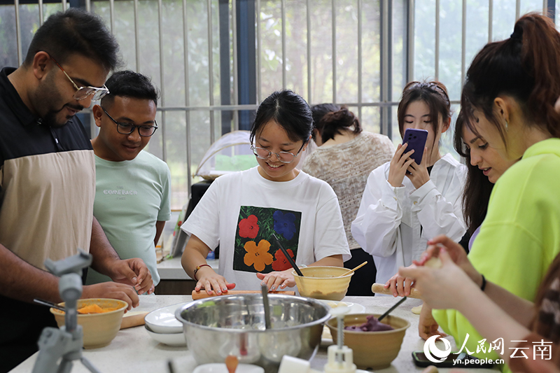 昆明理工大学留学生在制作月饼。人民网记者 李发兴摄
