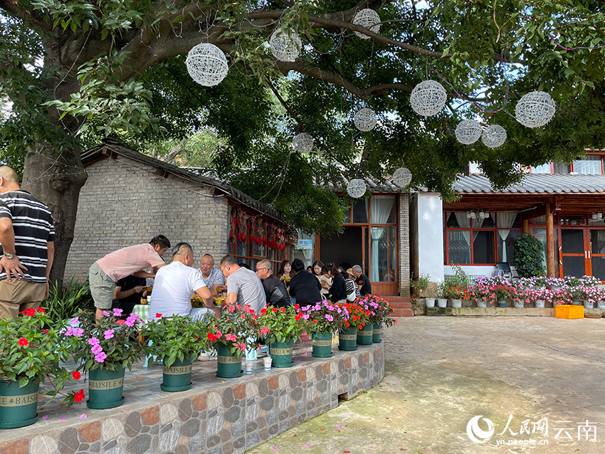 村裡一家農家樂生意不錯。人民網記者 程浩攝