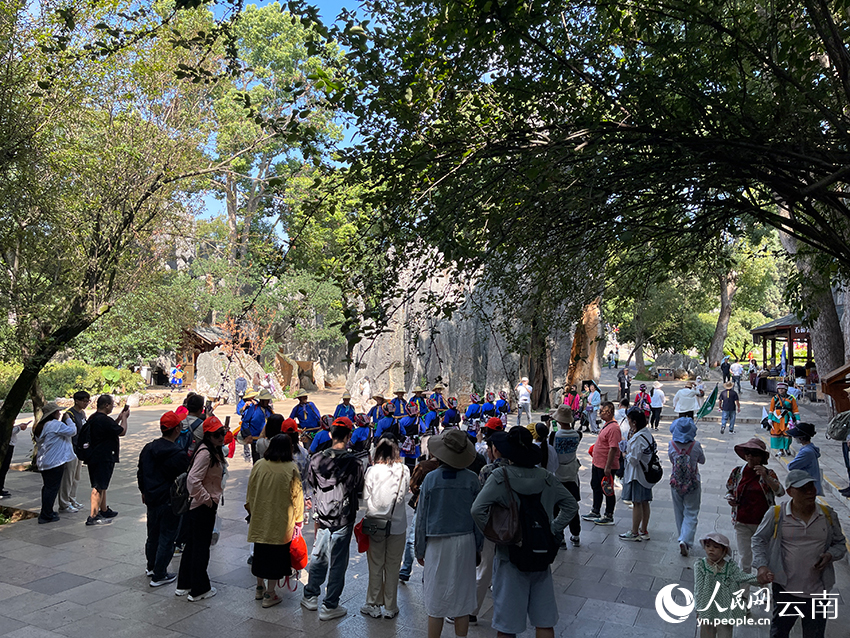 石林景区人流如织。人民网记者 程浩摄