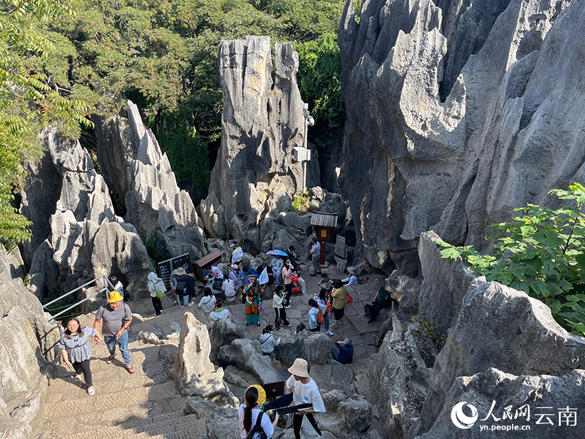 石林景区人流如织。人民网记者 程浩摄