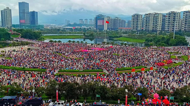 升旗仪式全景。