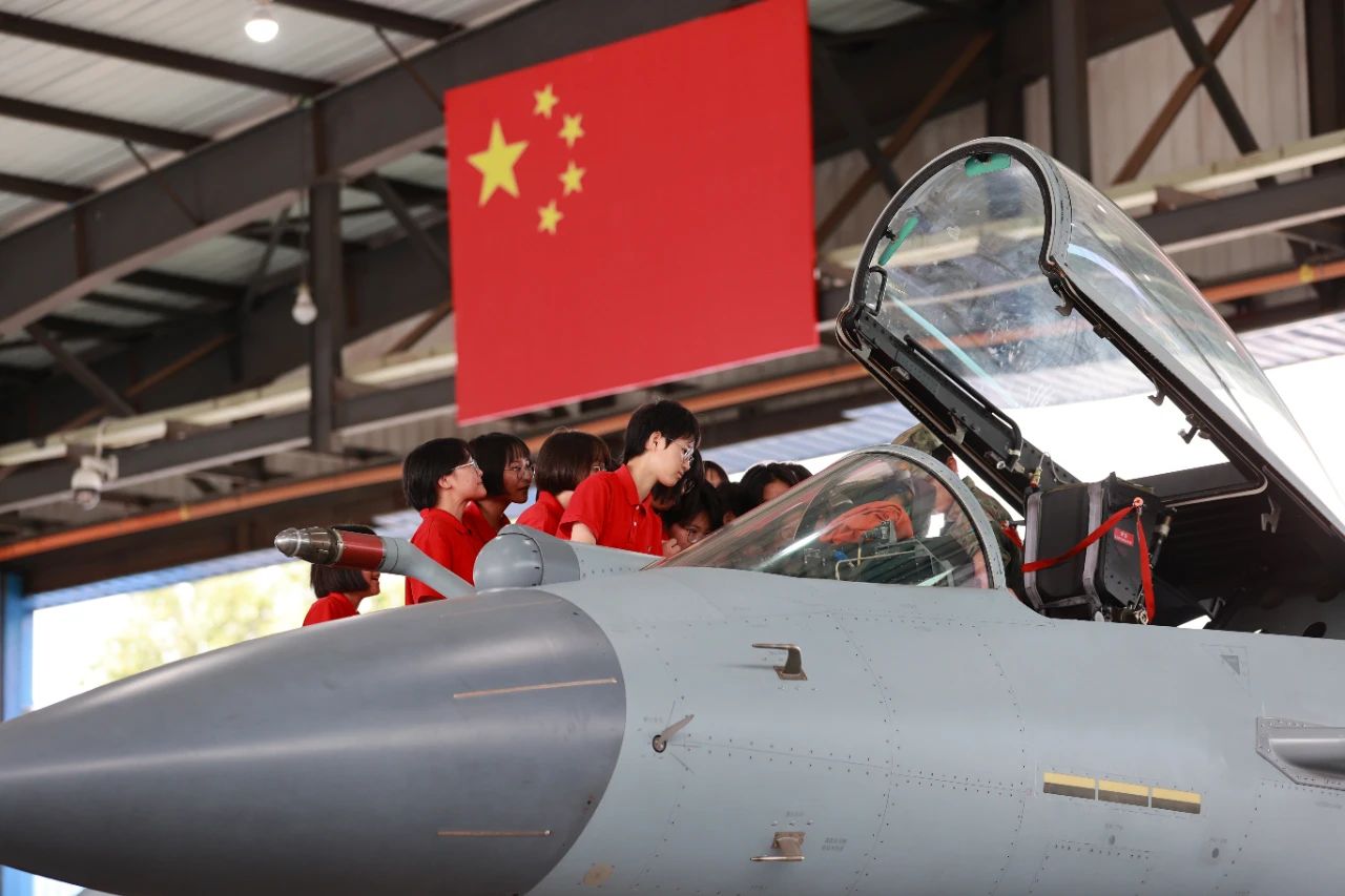 華坪女高師生走進軍營。圖片來源：南部戰區