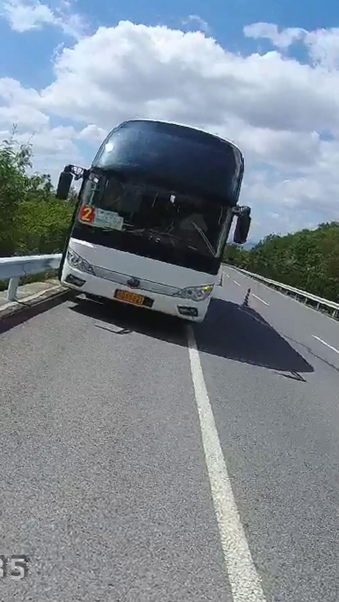 大巴車停靠早應急車道。執法記錄儀視頻截圖