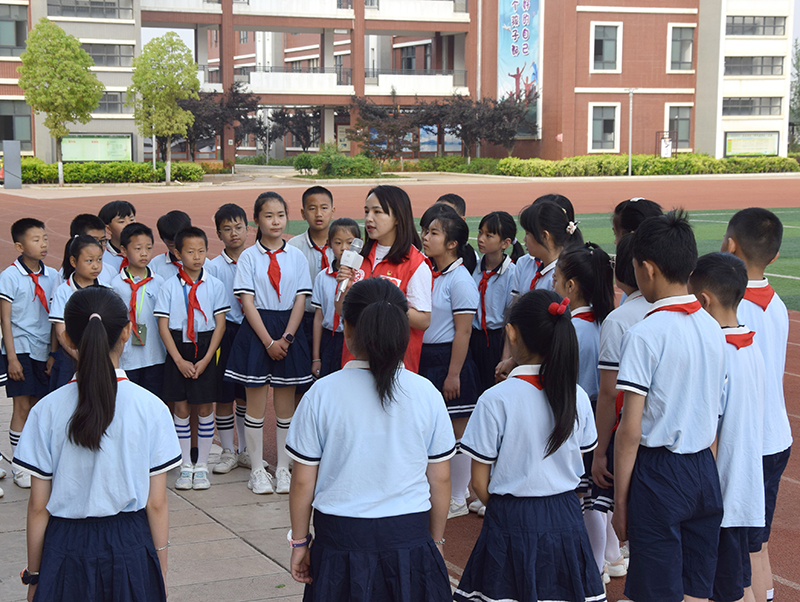 陆良县以“流动课堂”形式深入推进党史学习教育进学校。 