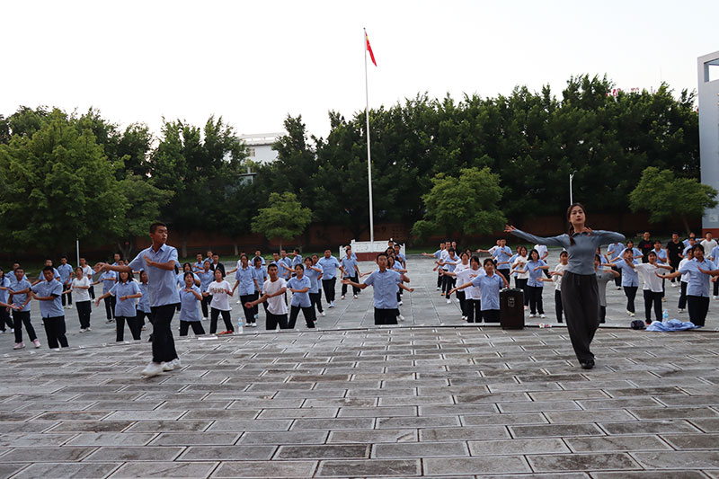 弥渡职中学生练习《弥渡style》舞蹈动作。马素萍摄