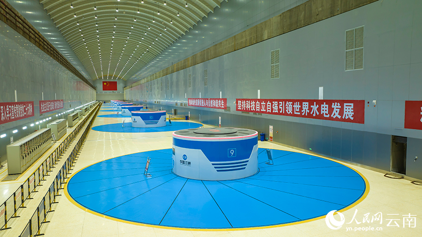 右岸地下電站主廠房全部機組發電。許健攝