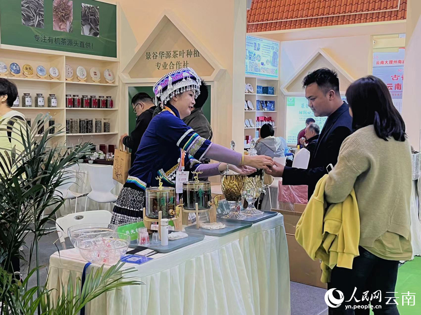 【1】景谷展区工作人员向参展观众推介景谷大白茶。人民网-雷霁摄.jpg