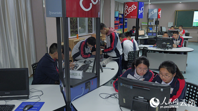 腾冲市第一中学的STEAM教室里，初中生学习编程和机器人。 人民网记者 庄志斌摄