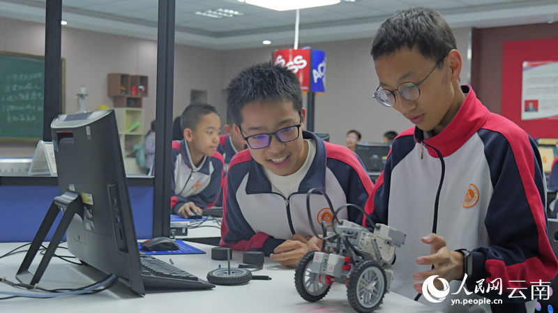 騰沖市第一中學的STEAM教室裡，初中生學習編程和機器人。 人民網記者 庄志斌攝