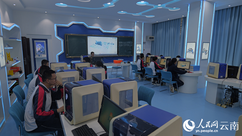 腾冲市第一中学，初中生在学习3D打印课程。 人民网记者 庄志斌摄