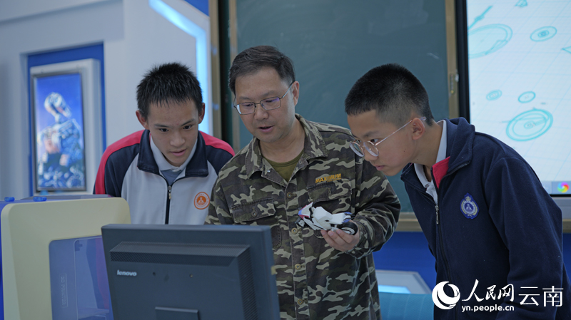 腾冲市第一中学，初中生在学习3D打印课程。 人民网记者 庄志斌摄