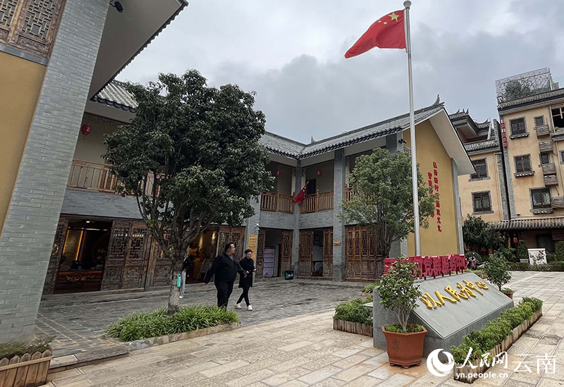 市澄江市右所鎮吉花社區馬房村游客服務中心同時也是黨群服務中心。人民網 尹馨攝