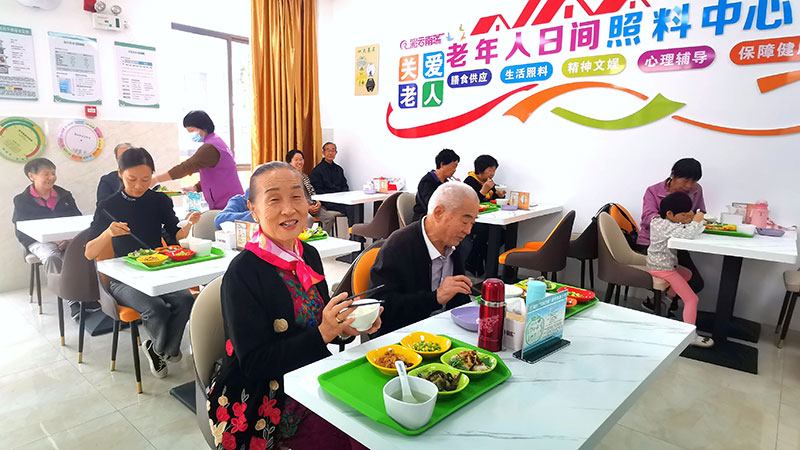弥城镇老年人在幸福食堂用餐。杨文虹摄