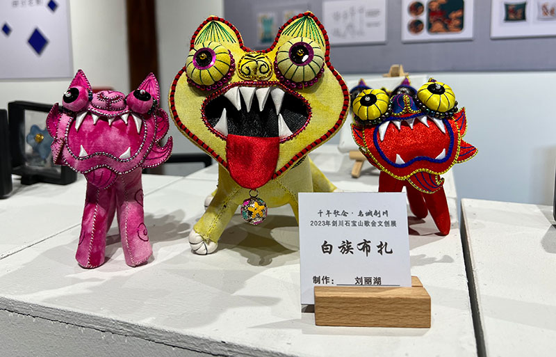 刘丽湖的布扎作品在2023年剑川石宝山歌会文创展展出