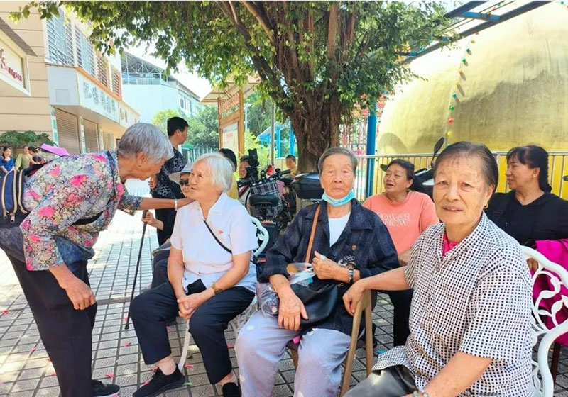 去食堂就餐的老人。
