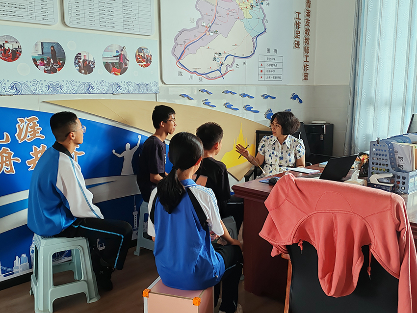 上海来的支教老师正和孩子们交流。遮岛镇九年一贯制学校供图.jpg